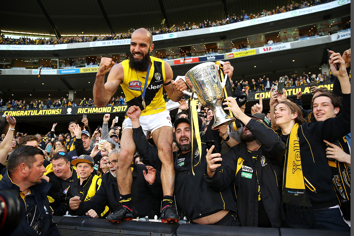 赛地聚焦——NBA总决赛集结日热度飙升，斯图加特遗憾出局，媒体盛赞，临场指挥获称赞 -爱游戏体育平台